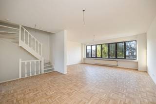 <div><div><div><div><div><div><div><div><div><div><div><div><p><span><span>188 m² woonplezier, 4 slaapkamers, een groene tuin én een eigen garage.</span> Deze pas gerenoveerde woning in de Grote Hoek combineert een opvallende architectuur met verrassend veel ruimte en hedendaags wooncomfort.</span></p><p><span>Gelegen in een rustige woonstraat in Merksem, met winkels, scholen, openbaar vervoer en belangrijke invalswegen binnen handbereik. Een aangename thuisbasis voor wie rustig wil wonen zonder aan bereikbaarheid in te boeten.</span></p><ul><li><p><span>Pas opgefriste woning van 188 m²</span></p></li><li><p><span>4 slaapkamers en 1 badkamer</span></p></li><li><p><span>Groene tuin van ca. 78 m²</span></p></li><li><p><span>Inpandige garage en parkeermogelijkheid voor de woning</span></p></li><li><p><span>Opvallende architectuur met karaktervolle ronde ramen</span></p></li><li><p><span>EPC B</span></p></li></ul><p><span>De royale woonkamer springt meteen in het oog dankzij de grote raampartij met groen uitzicht en de warme parketvloer. Aansluitend bevindt zich de vernieuwde keuken met strak wit maatwerk, moderne toestellen en een aangename lichtinval.</span></p><p><span>De verschillende verdiepingen bieden vier slaapkamers, ideaal voor een gezin of wie graag een extra bureau of hobbyruimte heeft. De badkamer beschikt over een ligbad en natuurlijk daglicht.</span></p><p><span>Een absolute meerwaarde? De <span>groene, afgesloten tuin van ca. 78 m²</span>. Heerlijk om buiten te eten, de kinderen te laten spelen of gewoon even te ontspannen. De inpandige garage zorgt bovendien voor extra parkeercomfort en praktische opbergruimte.</span></p><p><span><span>Interesse?</span> Vul je gegevens in onderaan de advertentie op </span><span><span><strong>www.sinjoor.be</strong></span></span><span>. De dossierverantwoordelijke neemt zo snel mogelijk contact met je op om een bezoek in te plannen.</span></p></div></div></div></div></div><div> </div></div></div></div></div></div><div> </div></div></div><div><div> </div></div>