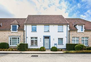In de rustige en gegeerde wijk 't Schildeken, aan de Knokkestraat, bieden wij deze perfect onderhouden woning met een heerlijke zuidgerichte tuin te koop aan.<br />De woning telt 3 slaapkamers en is instapklaar. De ligging is een echte troef: op wandelafstand van Sportoase, Lakeside en bowlingcenter The Smiles, en dicht bij de stations van Duinbergen en Knokke — kortom, alles binnen handbereik.<br />Wie extra bergruimte of een autostaanplaats wenst, kan op zo'n 50 meter verderop in de wijk een garage bijkopen.