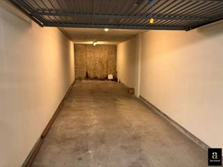 Garage très bien situé sous la place Rubens, au niveau -2. Grâce aux larges voies de circulation, l'entrée et la sortie sont particulièrement...