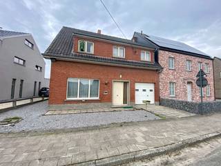 Op een centrale locatie, vlak bij winkels, scholen en andere voorzieningen, bevindt zich deze charmante woning met tal van mogelijkheden. Hoewel er nog opfrissingswerken nodig zijn, vormt de degelijke en klassieke structuur een uitstekende basis voor wie zijn eigen woonwensen wil realiseren.<br /><br />Indeling op het gelijkvloers:<br /><br />- Inkomhal met trap naar de verdieping<br />- Lichtrijke leefruimte met gezellige gashaard<br />- Ruime, aparte eetkeuken uitgerust met dubbele spoelbak, keramische kookplaat, dampkap, oven en koelkast<br />- Inpandige garage voor één wagen met aansluiting voor wasmachine en droogkast<br />- Apart gastentoilet<br />- Droge kelder<br /><br />Op de verdieping bevinden zich vier kamers, waarvan drie volwaardige slaapkamers en één kleinere kamer. Daarnaast is er voldoende ruimte om een dressing te creëren. Centraal gelegen vindt u de badkamer, uitgerust met lavabo, ligbad, bidet en toilet.<br /><br />De zolder is bereikbaar via een zolderluik met uitschuifbare trap en biedt extra bergruimte.<br /><br />Achteraan geniet u van een onderhoudsvriendelijke tuin met rechtstreekse toegang tot het achterliggende fiets- en wandelpad, een absolute meerwaarde voor wie houdt van rust en recreatie.<br /><br />Extra troeven:<br /><br />- Deels PVC-ramen en deels houten ramen met dubbele beglazing<br />- Deels elektrische en deels manuele rolluiken<br />- Centrale verwarming op stookolie (ondergrondse tank van 2.000 liter)<br />- Regenwaterput van circa 5.000 liter<br />- Betongewelven<br />- Vernieuwde schouw<br /><br />Deze woning werd steeds met de grootste zorg onderhouden, wat garant staat voor een solide basis. Een ideale opportuniteit voor wie op zoek is naar een ruime woning die volledig naar eigen smaak kan worden ingericht.<br /><br />De renders van living, keuken en badkamer zijn louter ter illustratie.<br /><br />Interesse? Vraag vandaag nog uw bezoek aan en ontdek het potentieel van deze woning.