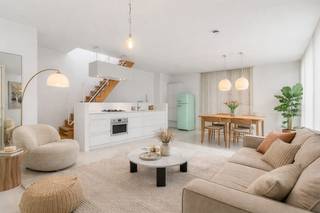 [[ DIT PAND NEEMT DEEL AAN DE ERA OPEN HUIZEN DAG OP 13/6 VAN 14:30 TOT 15:30 ]]
<p>Te koop: stijlvol duplex-appartement – Gelegen in het historisch centrum 'Schipperskwartier' op wandelafstand van de Scheldekaaien, het Eilandje en de Grote Markt. Een buurt met een rauw, authentiek randje die volop in positieve ontwikkeling is en enorm geliefd is bij wij houdt van het echte Antwerpen.</p>

<p>Dit architecturaal ontworpen duplex-appartement van BULK Architecten verrast vanaf het eerste moment. Via je privatieve inkomhal stap je binnen zoals in een eigen woning. De duplexindeling, open ruimtes en grote raampartijen creëren een heerlijk loftgevoel met veel licht en lucht.</p>

<p>Bij het appartement hoort een autostaanplaats, aan te kopen voor €35.000.<br /><br />Indeling<br /><strong>1eV:</strong> Twee volwaardige slaapkamers, een hal met ingemaakte kasten - ideaal als dressing, een badkamer met ligbad en dubbele wastafel, een apart toilet.</p>

<p><strong>2eV: </strong>Ruime, lichtrijke woonkamer, met een open, volledig uitgeruste keuken voorzien van spoelbak, vaatwasser, koelkast met vriesvak, combi-oven en gaskookplaat, een berging met aansluitingen voor was-en droogmachine.</p>

<p><strong>3eV: </strong>Tot slot, neem je de trap naar het zonnige dakterras. Hier is het de hele dag heerlijk vertoeven! </p>

<p>Troeven</p>

<ul><li>Koffiebars, winkels, parken en openbaar vervoer op wandelafstand</li><li>Duplex met loftgevoel én zonnig terras</li><li>Architectuur met karakter en een warm thuisgevoel</li></ul>

<p>Contacteer vandaag nog je ERA-makelaar voor een bezoek. JOUW DROOMAPPARTEMENT. ZO GEVONDEN!</p>