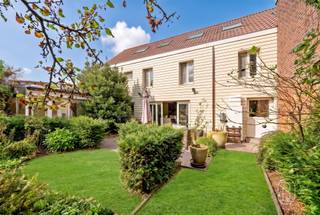 Te koop: Ruime woning met 4 slaapkamers in OordegemOp zoek naar een ruime woning te koop in Oordegem, Lede? Deze aangename gezinswoning combineert veel woonruimte met een centrale ligging, een zuidgerichte tuin en een prachtig bijgebouw.De woning beschikt over 4 grote en volwaardige slaapkamers en 2 badkamers, waardoor ze bijzonder geschikt is voor gezinnen die op zoek zijn naar ruimte en comfort. Buiten vormt de zuidgerichte tuin een belangrijke troef. Hier geniet u optimaal van de zon en van een aangename buitenruimte. Daarnaast beschikt de woning over een mooi en ruim bijgebouw, dat verschillende mogelijkheden biedt, bijvoorbeeld als hobbyruimte, thuiskantoor, atelier, praktijkruimte of extra bergruimte.Belangrijkste troeven- 4 ruime en volwaardige slaapkamers- 2 badkamers- Zuidgerichte tuin- Mooi en veelzijdig bijgebouw- Centrale ligging tussen Gent en Brussel- Ruime gezinswoning met veel mogelijkhedenEen interessante woning voor wie ruimte, een zuidgerichte tuin en een centrale ligging in Oordegem wil combineren.Te koop via Immo Beguin, jouw vastgoedexpert sinds 2009, met kantoren in Ronse, Waregem, Kortrijk, Deinze, Doornik, Lessines, Moeskroen en Nieuwpoort.Wenst u een bezoek of meer informatie? Contacteer luna@immobeguin.be