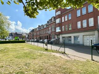 Topgelegen aan en met zicht op het park; OPBRENGSTEIGENDOM: 3 appartementen (met elk 2 SLK) + STUDIO. Allen goed verhuurd aan correcte huurders. DEGELIJKE BOUW met zicht op groen. IDEALE INVESTERING. Geen lift, geen syndic, aparte tellers. Bezoek na afspraak met IMMO BEGUIN: info@immobeguin.be
