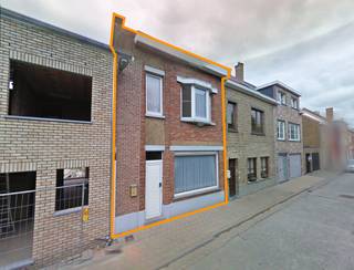 Deze volledig te renoveren woning, gelegen op Manitobalaan 20 in Gistel, biedt veel potentieel.Indeling:Gelijkvloers: inkomhal met trap, ruime...