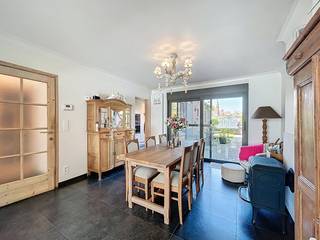 Zoekt u een energiezuinig en recent gerenoveerd huis te huur in Gullegem? Dit instapklare pand biedt veel lichtinval en een rustige ligging, met...