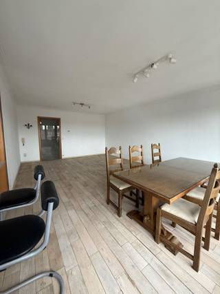 Dit verzorgde appartement op de tweede verdieping bevindt zich in een doodlopende straat, op een toplocatie nabij belangrijke invalswegen (E313,...