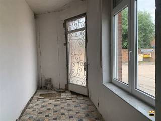 <p><span>Rustig gelegen te renoveren woning waarvan de voorbereidende werken </span></p><p><span>reeds voltooid zijn. Ook leuk als B&B !!</span></p><p><span> </span></p><p><span>In het landelijke Vechmaal, doch centraal tussen Heers en Tongeren-Borgloon ligt deze <br />woning met veel mogelijkheden.</span></p><p><span> </span></p><p><span>Naar indeling toe onderscheiden we:</span></p><p><span>Gelijkvloers:</span><span> <br />inkomhal, woonkamer, keuken, wasberging, zithoek, poortgebouw opengewerkt tot in <br />de nok.</span></p><p><span>Eerste verdieping: </span><span><br />3 slaapkamers en een badkamer.</span></p><p><span>Zolder: </span></p><p><span>mogelijkheid tot 3 extra kamers</span></p><p><span> </span></p><p><span>De woning heeft de voorbereidende werken achter de rug zodat u meteen aan de renovatie <br />kan beginnen. De ramen aan de straatzijde zijn reeds vernieuwd. Uitgevoerd in pvc met <br />dubbele beglazing.</span></p><p><span> </span></p><p><span>Er is een mooie zonnige tuin. En door zijn hoekligging geniet deze woning van bijzonder <br />veel lichtinval.</span></p><p><span> </span></p><p><span>Kortom als u een renovatieproject met karakter zoekt is dit voormalige dorpscafe met een <br />rustige ligging perfect!</span></p><p><span> </span></p><p><span>Wenst U meer informatie over deze woning of een bezichtiging?<br />Contacteer ons via 012 26 22 05 of info@hetimmohuis.be.</span></p>