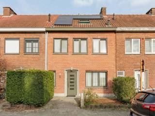 Gerenoveerde rijwoning met 4 slaapkamers. Rustig gelegen op wandelafstand van de grote markt. Elektriciteit conform! 12 zonnepanelen. Epc 174...