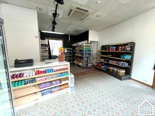 HANDELSPAND IN CENTRUM IEPERDit handelspand van 68 m² biedt een uitstekende locatie in het bruisende hart van Ieper, tussen de Grote Markt en het...