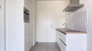<strong>Dit appartement is beschikbaar vanaf 1 november 2026!<br />Vaste kosten: € 75,00 per maand + € 75,00 per maand provisie verwarming (je hebt zelf GEEN gascontract nodig!)<br />Autostaanplaats bij te huren aan € 100,00 per maand! </strong><br /><br />Deze moderne studio, gelegen op de 5de verdieping, combineert hedendaags comfort met een bijzonder gegeerde ligging.<br /><br />De studio beschikt over een aangenaam terras, een ideale plek om even te ontspannen en te genieten van de buitenlucht.<br /><br />De toplocatie is een absolute troef. Het Kapermolenpark, het zwembad, diverse scholen en het gezellige stadscentrum van Hasselt bevinden zich allemaal op wandelafstand. Winkels, horeca, ontspanning en alle dagelijkse voorzieningen zijn hierdoor vlot bereikbaar.<br /><br />Dankzij de combinatie van modern wooncomfort, een aangenaam terras en een uitstekende ligging is deze studio bijzonder geschikt voor wie comfortabel en centraal wil wonen in Hasselt.<br /><br /><strong>Word jij de bewoner van dit prachtig appartement? Surf naar www.vdv-vanderveken.be, kies bij “TE HUUR” voor dit pand en vul de kandidatenfiche in (klik in het gouden balkje op “Ik wil dit pand graag huren!”). Wij contacteren je voor een afspraak! </strong>