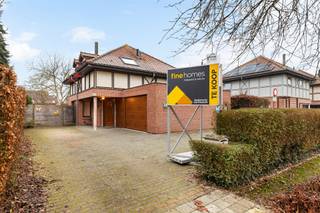 <p><span><strong><u>Instapklare gezinswoning met 3 slaapkamers nabij het centrum</u></strong></span></p><p><span><span> </span></span></p><p><span><span>Dit betreft een rustig gelegen open bebouwing met 3 slaapkamers, inpandige garage en lichtrijke leefruimtenabij het centrum van Beveren.</span></span></p><p><span><span>De woning bevindt zich op een steenworp van het centrum alsook alle winkels, openbaar vervoer en scholen in Beveren.</span></span></p><p><span><span>De inpandige garage, de lichtrijke leefruimte & de uitstekende locatie met een zeer vlotte bereikbaarheid via de lokale invalswegen zijn slechts enkele van de vele troeven die deze woning te bieden heeft.</span></span></p><p><span><span> </span></span></p><p><span><strong>INDELING</strong></span></p><p><span><span> </span></span></p><p><span><span><u>Gelijkvloers:</u></span></span></p><p><span><span>Inkomhal met apart toilet en vestiaire.</span></span></p><p><span><span>Leefruimte met toegang tot de veranda.</span></span></p><p><span><span>Recent gerenoveerde open keuken voorzien van een inductiekookplaat, ijskast, </span></span><span><span>Quooker-kraan, oven en microgolf</span></span><span><span>.</span></span></p><p><span><span>Aansluitende berging met voorziening voor oa. wasmachine, droogkast en vaatwasmachine.</span></span></p><p><span><span>Inpandige garage voorzien van een sectionaalpoort.</span></span></p><p><span><span>Ruime oprit voor 3 wagens.</span></span></p><p><span><span>Aangename & omheinde tuin met privacy.</span></span></p><p><span><span> </span></span></p><p><span><span><u>1e verdieping:</u></span></span></p><p><span><span>3 slaapkamers (17m², 16m² & 18m²).</span></span></p><p><span><span>Recent gerenoveerde badkamer voorzien van een inloopdouche, ligbad, toilet & lavabomeubel.</span></span></p><p><span><span> </span></span></p><p><span><span><u>Zolder:</u></span></span></p><p><span><span>Toegankelijk via zolderluik.</span></span></p><p><span><span> </span></span></p><p><span><strong> </strong></span></p><p><span><strong>EXTRA</strong></span></p><p><span><span>Bouwjaar 1987.</span></span></p><p><span><span>Dubbele beglazing PVC (2018).</span></span></p><p><span><span>9 zonnepanelen aanwezig (335Wp/stuk).</span></span></p><p><span><span>Centrale verwarming via condensatieketel en airco.</span></span></p><p><span><span>Elektriciteit niet conform.</span></span></p><p><span><span>Aangename woonsfeer met veel lichtinval.</span></span></p><p><span><span>Rustig doodlopende woonwijk.</span></span></p><p><span><span>Vlotte mobiliteit in & rondom Beveren.</span></span></p><p><span><span>Uitstekend gelegen op wandelafstand van winkels, scholen & openbaar vervoer.</span></span></p><p><span><span>Vlotte verbindingsmogelijkheden via E34 (Antwerpen-Gent) & lokale invalswegen.</span></span></p><p><span><span> </span></span></p><p><span><span>EPC: 249 kWh/m² - label C</span></span></p><p><span><span>Wg - Gv - Gvv - Gvkr - Gdv</span></span></p><p><span><span> </span></span></p>