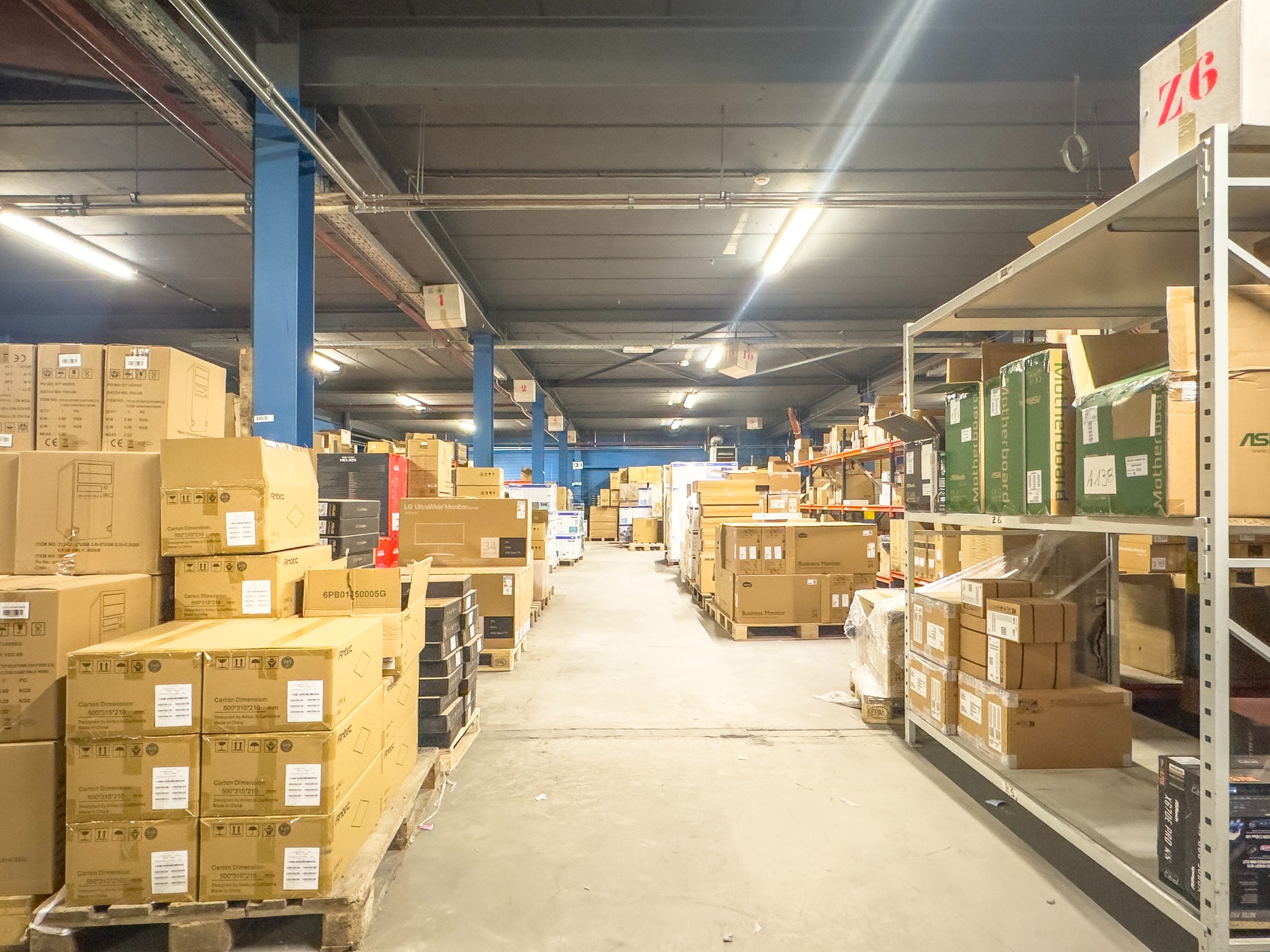 Bedrijfsgebouw met magazijn 1.150m² en kantoor 800m² op toplocatie te Merksem! - foto 3