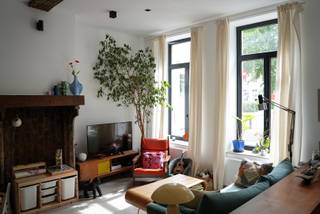 TE HUUR - GENT. Op een absolute toplocatie aan het sfeervolle Prinsenhofplein in Gent bevindt zich dit volledig vernieuwde en hoogwaardig afgewerkte gelijkvloerse appartement van ca. 150 m², gecombineerd met een afzonderlijke studio- of praktijkruimte. Deze unieke eigendom biedt een uitzonderlijke combinatie van comfortabel wonen en professioneel gebruik, met tal van mogelijkheden voor vrije beroepen, thuiswerk, of een aparte gastenverblijf.<br /><br />Het appartement beschikt over een ruime en lichtrijke leefruimte met een stijlvolle open keuken voorzien van een kookeiland, twee volwaardige slaapkamers, een moderne badkamer uitgerust met een dubbele lavabo en een ruime inloopdouche, evenals een praktische berging/wasplaats. Via het aangename terras bereikt u de afzonderlijke praktijkruimte of studio, die volledig geïntegreerd is in het geheel maar toch voldoende privacy biedt.<br /><br />Daarnaast beschikt het pand over een afgesloten fietsenberging en geniet het van een uitstekende ligging in het historische hart van Gent, op wandelafstand van winkels, horeca, openbaar vervoer en het stadscentrum.<br /><br />Een veelzijdige en instapklare eigendom met tal van gebruiksmogelijkheden.<br /><br />Huurprijs: € 1.850/maand. Algemene kosten: € 100/maand. EPC: Label B – EPC-code 0002318552