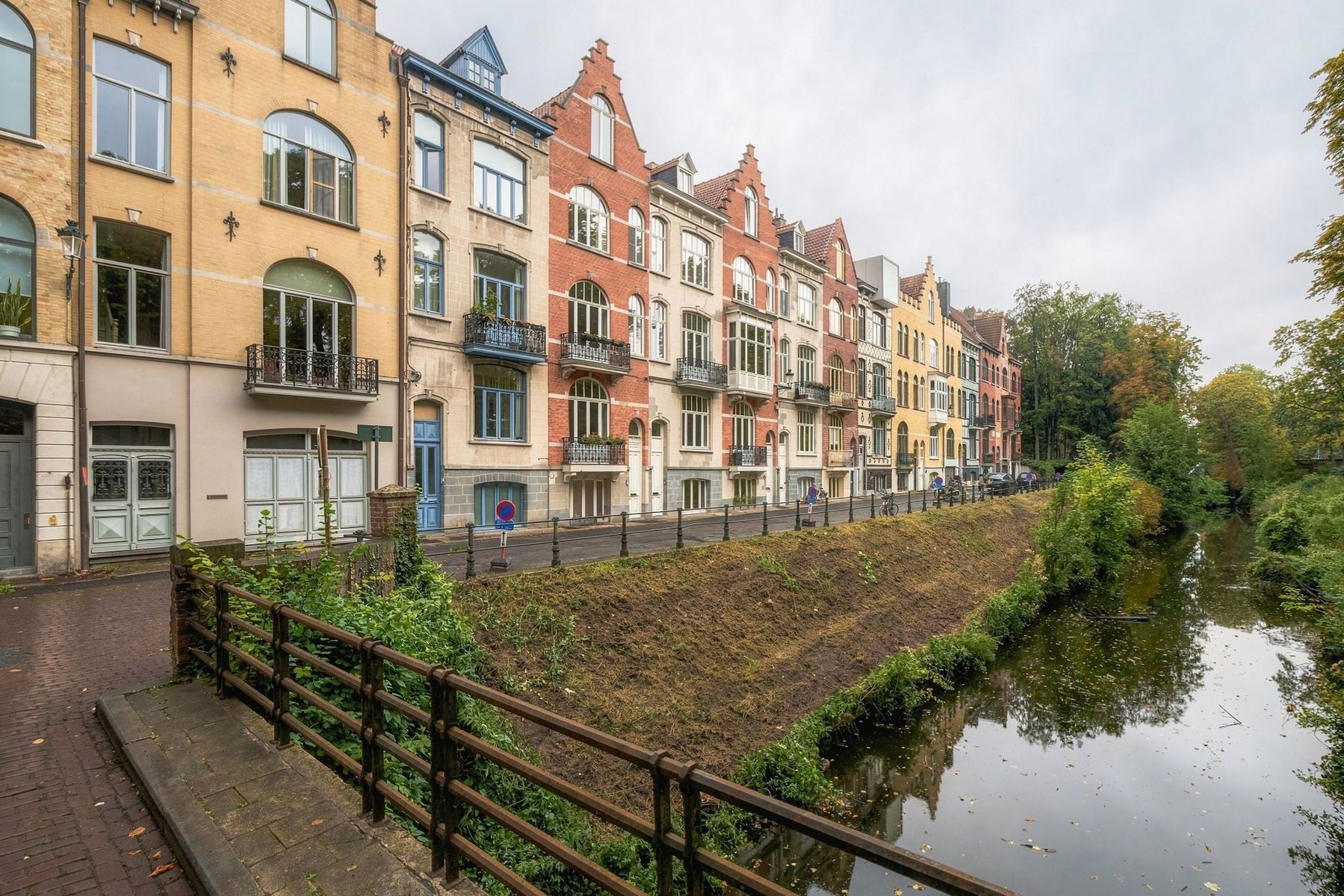 Te renoveren neoclassicistische woning op de rand van Bruge - foto 4