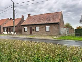 ALLEENSTAANDE WONING MET RUIME GARAGES TE VLETEREN. DE INDELING VAN DE WONING IS ALS VOLGT: GELIJKVLOERS:LEEFRUIMTE, SLAAPKAMER, APARTE KEUKEN,...