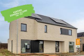<p>Deze halfopen woning met twee volwaardige verdiepingen en een hellend dak combineert tijdloze architectuur met hedendaags wooncomfort.<br />Op het gelijkvloers vind je een open en lichtrijke leefruimte met een gezellige hoek die perfect ingericht kan worden als thuiskantoor of werkplek, ideaal om verbonden te blijven met het gezin terwijl je toch rustig kan werken.<br /><br />Op de verdieping bevinden zich:<br />✔ Drie ruime slaapkamers<br />✔ Een badkamer (indeling volgens plan)<br />✔ Een grote zolder als extra opslagruimte<br />Je woont hier duurzaam, in een groene omgeving én op een vlot bereikbare locatie.<br /><br /><strong>Afwerking naar eigen smaak</strong><br />De woning is reeds afgewerkt tot en met de pleisterwerken.<br />Keuken, badkamer en vloerbekleding kies je zelf, zodat je de woning verder kan afwerken volgens jouw smaak en budget.  Of vraag naar de prijs casco, en werk zelf verder af.<br /><br />Voor meer informatie kan je steeds onze bouwadviseur contacteren via steven@lapeirre.be of 051 26 36 86.<br /><br /><span>Prijs = incl. aansluitingskosten, infrastructuur, grond, constructie, architect, EPB-verslaggeving, veiligheidscoördinatie. Excl. Kosten (BTW, registratie) (tenzij expliciet anders vermeld) <br />All-in prijs volledig afgewerkt: 414.955 euro (incl. bovenstaande kosten + BTW, registratie) </span></p>