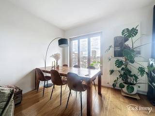 Op de tweede verdieping van de stijlvolle residentie Cadix Factory bevindt zich dit trendy appartement op een absolute toplocatie. Dankzij de...