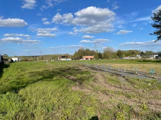 Ontdek deze bouwgrond in Melle, gelegen tussen de Brusselsesteenweg en de Oude Brusselse Weg. Hier woon je op een steenworp van winkels, basisscholen, middelbare scholen en openbaar vervoer (met een bushalte op slechts 160 meter afstand en een treinstation op 2,3 km). Daarnaast geniet je van een vlotte verbinding met de belangrijkste steden van het land via de R4, E40 en E17, met het centrum van Gent op slechts 20 minuten rijden. Even ontspannen? Dat kan in de nabijgelegen parken zoals het Elsdriespark, de Gentbrugse Meersen, het Hollebeekpark en het Wijkpark De Porre.
Dit perceel voor open bebouwing is 455 m². De ruime stedenbouwkundige voorschriften (één of twee bouwlagen, vlak of hellend dak) bieden tal van mogelijkheden. Hier bouwen we jouw nieuwe, energiezuinige woning volledig op maat, tegen een vaste prijs.
Wil je een kijkje nemen? De ingang van de verkaveling bevindt zich ter hoogte van Oude Brusselse Weg 64. Of neem contact met ons op en ontdek alle mogelijkheden!