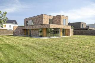 Op een zongericht perceel van maar liefst 1361m² vinden we deze volledig instapklare nieuwbouwvilla met 4 slaapkamers en twee badkamers.<br /><br />De woning is gelegen in tweede lijn langs de Polderstraat, men geniet m.a.w. van een rustige ligging met een zeer vlotte verbinding naar het centrum, de E40, Golf ter Hille e.d. <br /><br />Op zoek naar interessante immo te Oostduinkerke? Lees dan zeker verder!<br /><br />INDELING<br />>  Gelijkvloers:<br />- inkomhal met apart toilet<br />- lichtrijke leefruimte, ingedeeld in bureauruimte, zit- en eetplaats met open geïnstalleerde keuken met eiland<br />- ruime berging/wasplaats met toegang tot de tuin/carport<br /><br />> 1e verdieping<br />- 4 slaapkamers<br />- badkamer met ligbad én douche<br />- douchekamer<br />- berging<br />- apart toilet<br /><br />Buiten geniet men van een grote aangelegde tuin met terras en een carport met bergruimte.  Het zongericht perceel is volledig omheind en beschikt over een automatische toegangspoort. <br /><br />TROEVEN<br />+ Volledig afgewerkt = instapklaar<br />+ Energiezuinige woning (E30) dankzij o.a. vloerverwarming via warmtepomp en zonnepanelen.<br />+ 6% btw op de constructiewaarde mogelijk <br /><br />Interesse in deze nieuwbouwwoning te koop in Oostduinkerke? Neem dan zeker contact op met de dossierverantwoordelijke Sarah Velle via 0470 10 52 78 of sarah.velle@dewaele.com.<br /><br /><br />Bestuursmaatregelen in het maatregelenregister: nee