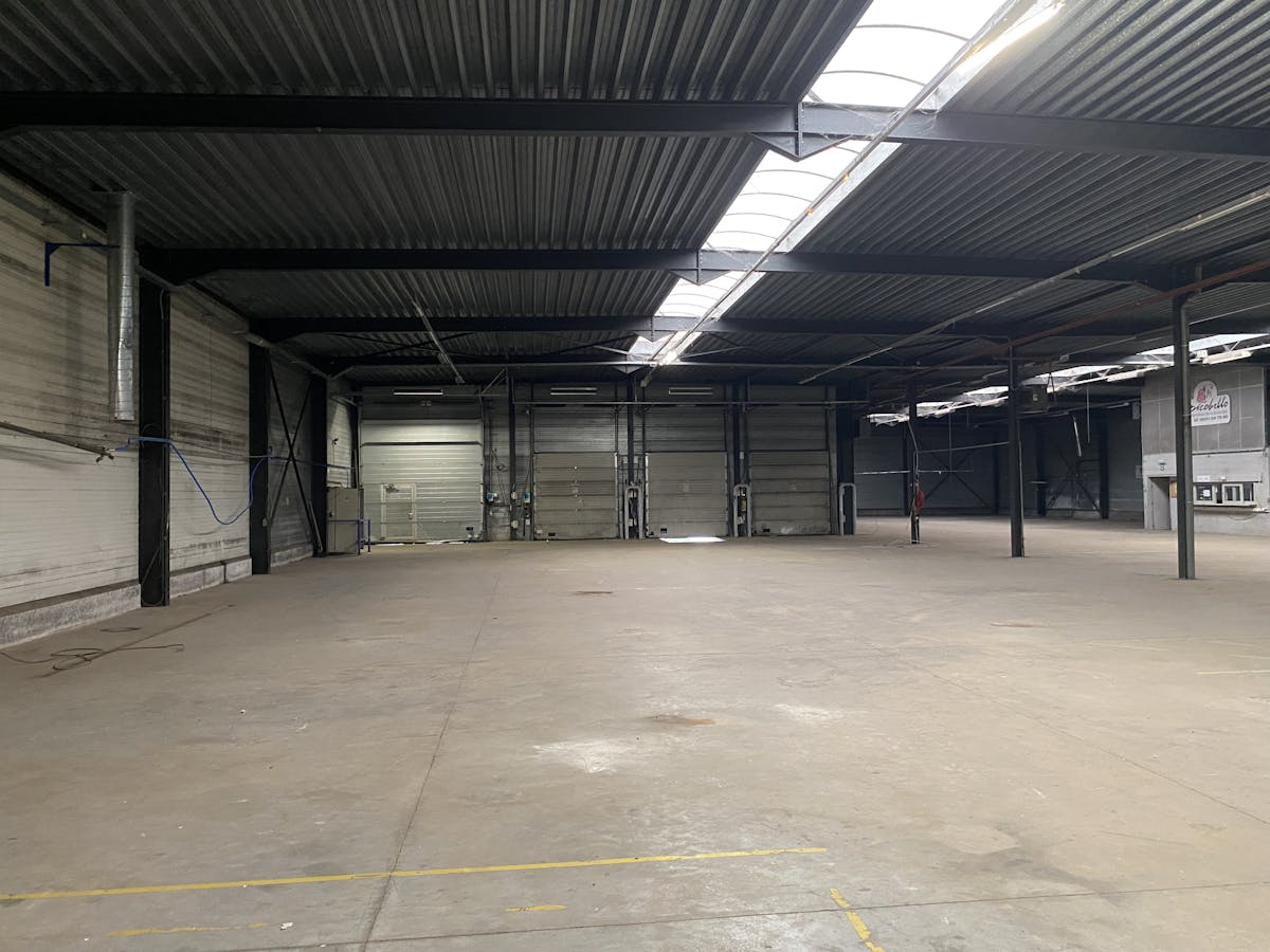 Bedrijfsgebouw te koop met zichtbaarheid vanop de Rijksweg. - foto 5