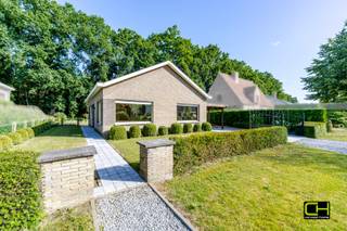 Deze knusse open bebouwing bevindt zich in een rustige en kindvriendelijke wijk met een vlotte verbinding naar de N9 en R4, op een mooi perceel van 700 m² <br />De woning biedt een comfortabele indeling en een aangename woonomgeving, palende aan een kasteeltuin.<br /><br />U wordt verwelkomd in de ruime inkomhal, een lichtrijke woonkamer met een aangename woonkeuken.<br />Badkamer met ligbad, toilet en lavabo, voorraadkamer, tuin rondom de woning en een inpandige garage met geautomatiseerde poort.<br />De bungalow beschikt over twee slaapkamers<br /><br />Troeven: Rustige ligging, palend aan de kasteeltuin<br /><br />Bezoekmoment dinsdag 30 juni van 15h tot 18h, mits het maken van een afspraak via 09 395 05 40 of verkoop@concept-home.be 
