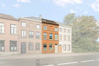 Op zoek naar een instapklare woning met uitstekende EPC-score? Dit huis is praktisch ingericht en kwalitatief gerenoveerd. Het biedt veel ruimte, hoge plafonds, mooie lichtinval en authentieke elementen.<br />Troeven:<br />• Volledig instapklaar en gerenoveerd van kelder tot dak<br />• Grote ramen met isolerende HR++ beglazing zorgen voor optimale lichtinval in de ruime leefruimtes (eetplaats 14m² - living 25m² met voleiken parket)<br />• Kwaliteitsvolle keuken (12m²) met composiet werkbladen, Siemens-apparatuur (inductiekookplaat, oven, vaatwasser, koelkast, Smeg spoelbak) + praktische berging<br />• Vochtvrije kelder (18m²) als extra berging/wasplaats<br />• 3 slaapkamers (3x 12m²), zolder – polyvalente ruimte (32m²) en dressing (7m²)<br />• Badkamer (12m²) met dubbele lavabo, bad en inloopdouche<br />• 3 toiletten, één op elk verdiep.<br />• Temperatuurregulatie op elk verdiep met aparte thermostaat. CV op aardgas met condenserende ketel.<br />• Geïsoleerde (tussen)vloeren, muren en dak, met groendak op uitbouw en tuinhuis.<br />• Zuidwest-georiënteerde tuin met overdekt terras, de nodige privacy en uitkijkend op het groen, inclusief tuinhuis (14m²) van elektriciteit voorzien. <br />• Nieuw leidingstelsel en nieuwe elektriciteit met domotica en ledverlichting.<br />• Gunstig KI.<br />• Parkeermogelijkheden: 2 bewonerskaarten, optionele huur garage (€90/maand), overname huurovereenkomst autostaanplaats, beide op een 50m.<br />Beschikbaar: <br />Contact: 050737373 - info@bonnevastgoed.be voor meer info.