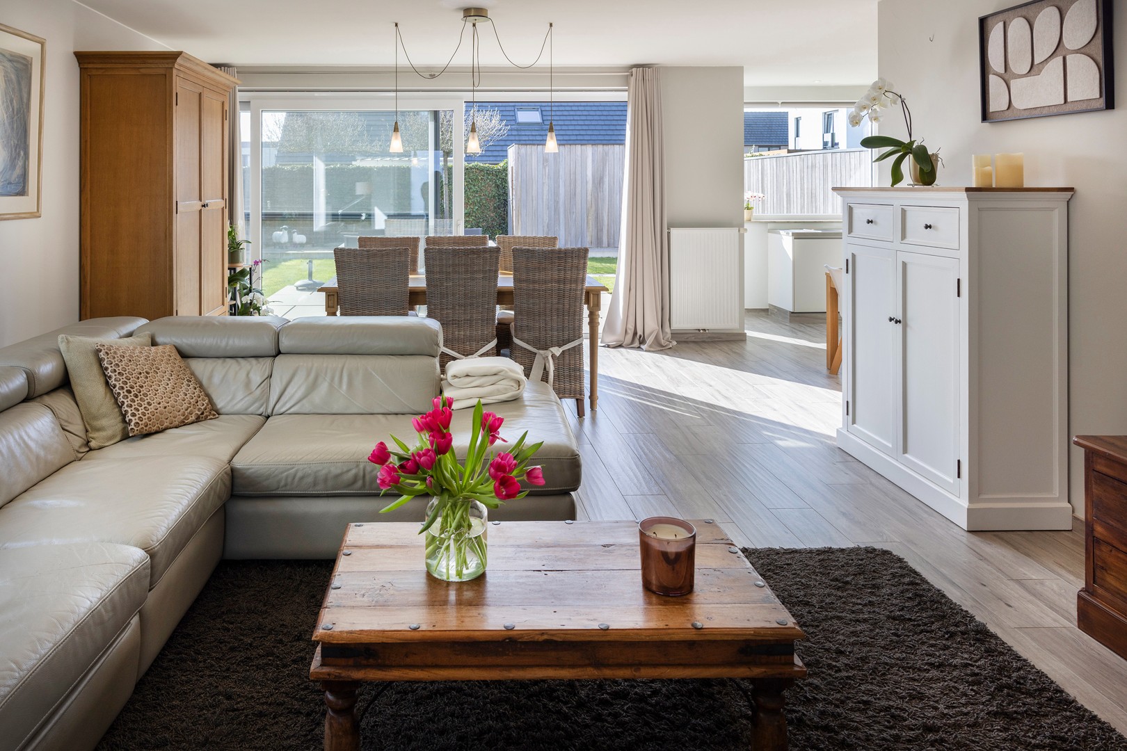 Jonge halfopenwoning met inpandige garage en aangename tuin. - foto 2