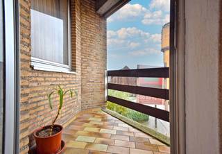 Wallemeers 32 bus 4<br />8800 Roeselare<br /><br />Dit appartement nabij het centrum van Roeselare biedt een uitstekende kans voor wie op zoek is naar een betaalbare woning of een investering. Met een praktische indeling en een klein terras voor extra buitenruimte, is dit appartement geschikt voor zowel eigen bewoning als verhuur.<br />Bestaande uit inkomhal met gastentoilet, woonkamer met aansluitend een terras, ingerichte keuken met nodige voorzieningen, praktische berging, badkamer en twee slaapkamers.<br /><br />Extra troef:<br />✔ Garagebox beschikbaar: Kan worden bijgekocht voor € 20.000.<br />Dit appartement biedt een veelzijdige kans: wonen in een aangename omgeving of investeren in een pand met potentieel. De optie om een garagebox aan te kopen zorgt voor extra gemak en meerwaarde.