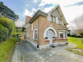 Authentieke duinenvilla gelegen in één van de paadjes in het Zoute op wandelafstand van de Zeedijk en de Kustlaan. Indeling: Inkomhall...