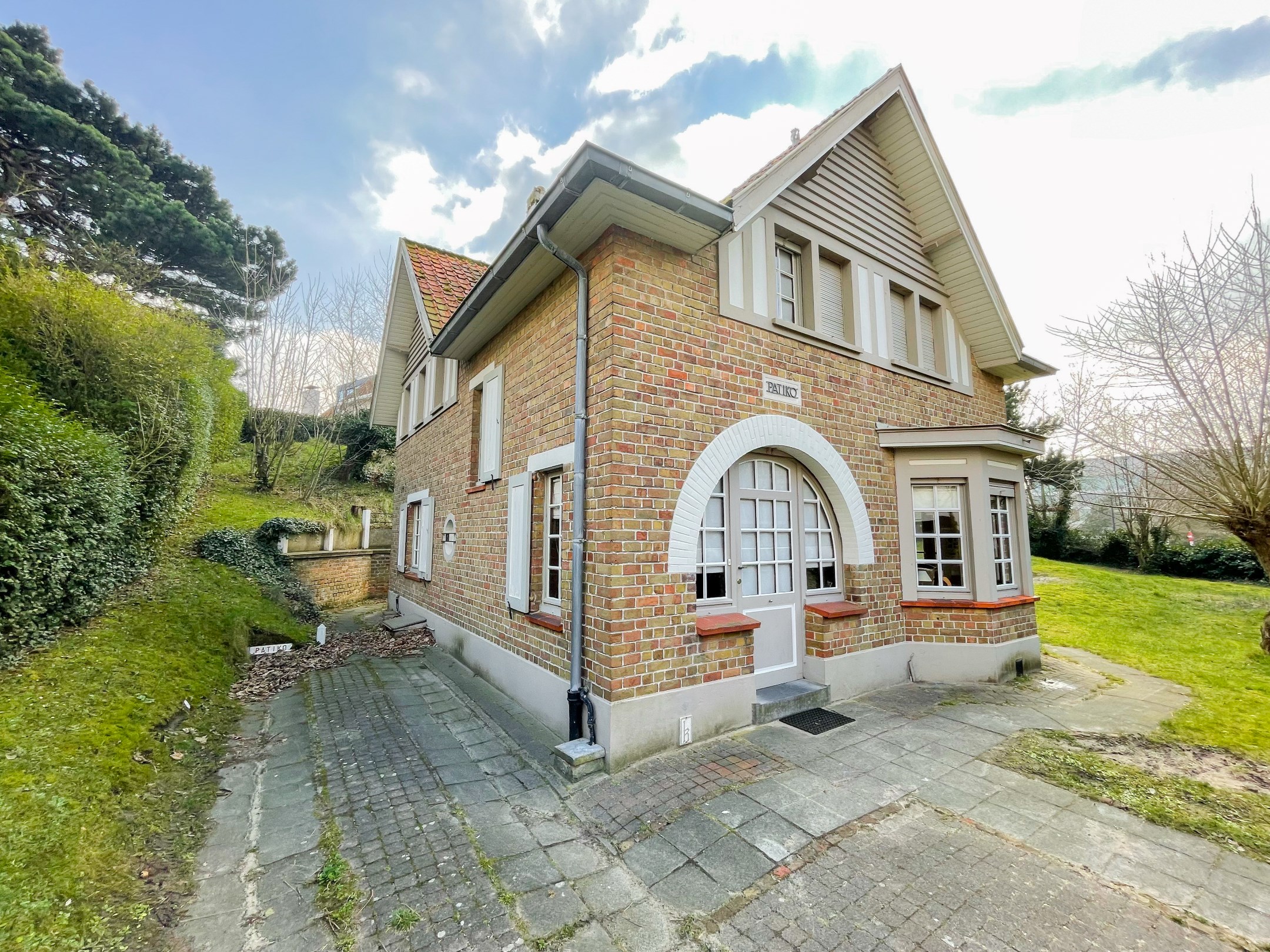 Uiterst charmante villa, rustig gelegen in één van de paadjes in het Zoute op wandelafstand van de zee. - foto 3