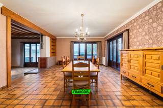 In een rustige en groene omgeving vindt u deze ruime villa uit 1977, gelegen op een perceel van net geen 10 are. De woning biedt een prachtig...