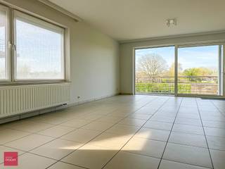 Groot leefappartement bestaande uit een inkomhall, living, volledig ingerichte keuken met alle hedendaagse toestellen, ruime (was)berging,...