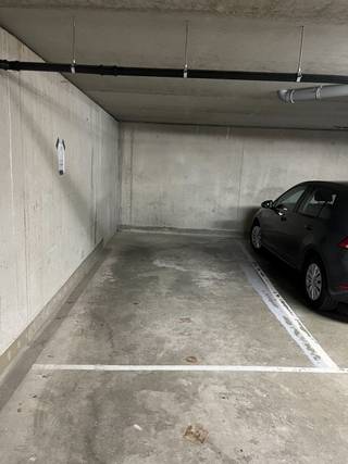 Ondergrondse autostaanplaats in het hartje van Brugge op toplocatie. <br />Makkelijk te bereiken en voldoende manoeuvreerruimte.