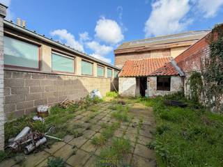 VEELZIJDIG HANDELSPAND MET WOONST, gelegen op een UITERST CENTRALE en COMMERCIËLE LIGGING aan het KERKPLEIN van Zingem (Kruisem). Deze eigendom...