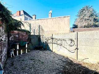 Goedgelegen woning met STADSTUIN; 3 SLK en zonnepanelen. INDELING: leefruimte, eetplaats, keuken, veranda en stadstuin, handige kelder. Op...