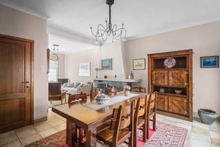 <p>Op zoek naar een te renoveren, gesloten, bebouwing met veel potentieel? Dan is deze woning in de Gontrodestraat precies wat je zoekt! Dit pand is gelegen op een uitstekende locatie, omgeven door tal van voorzieningen zoals winkels, natuurreservaat, scholen en openbaar vervoer. </p><p>Met wat creativiteit en renovatiekennis kun je hier je eigen stempel op de woning drukken en een leuke thuis creëren. Het pand biedt tal van mogelijkheden en kan volledig aangepast worden naargelang de eigen wensen! Met een bewoonbare oppervlakte van 131m² is er voldoende ruimte en de zolder (42m²) kan perfect ingericht worden als benutbare ruimte. </p><p>De indeling bestaat uit een inkomhal, een woonkamer met zit- en eetruimte, een keuken en een berging, grenzend aan het gastentoilet. Er is tevens een kleine opbergruimte aanwezig onder de trap. De eerste verdieping omvat een overloop, drie slaapkamers en de badkamer. In de nachthal is het zolderluik aanwezig. </p><p>Decentrale verwarming aan de hand van een aardgaskachel en combinatie met een elektrische vuren. Renovatieverplichting van toepassing! Voor wie creatief en handig is, biedt dit huis een stevig canvas om een eigen droomwoning te realiseren op een toplocatie in Gentbrugge. </p><p>ALTRO-bezoekmoment voorzien op zaterdag 22/08 tussen 10u30 – 12u30. Contacteer me voor het plannen van een afspraak!</p>