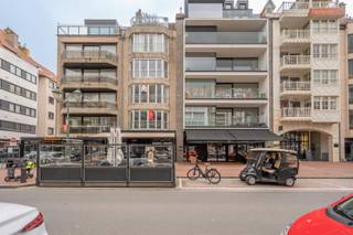 <strong>Res. Dame Blanche</strong><br /><br />In de residentie Dame Blanche, centraal gelegen in de Gulden-Vliesstraat, bevindt zich dit instapklare appartement met een aangenaam uitzicht op de levendige Lippenslaan. Dankzij de doordachte indeling en de verzorgde afwerking is dit een ideale woonst of tweede verblijf in het hart van Knokke.<br /><br />De ruime en lichtrijke leefruimte biedt voldoende plaats voor een comfortabele zithoek én een volwaardige eettafel. De grote raampartijen zorgen voor een open en aangename sfeer. De keuken is volledig uitgerust met alle nodige toestellen, ideaal voor wie graag praktisch en zorgeloos kookt.<br /><br />Het appartement beschikt over twee volwaardige slaapkamers, beide voorzien van ingemaakte kasten en geschikt voor een tweepersoonsbed. Eén van de slaapkamers heeft bovendien een eigen douchecel en directe toegang tot het gezellige terras aan de achterzijde.<br /><br />Een verzorgde, instapklare woonst op een topligging, vlakbij winkels, horeca en het strand.<br /><br /><em><strong>Interesse?</strong></em> Plan uw bezoek en ontdek dit appartement ter plaatse<br /><strong>Ref: GA746</strong>