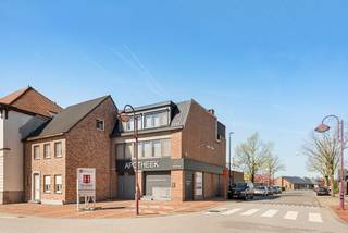 Op een uitstekende hoeklocatie in het hart van Nevele bevindt zich dit veelzijdige en karaktervolle pand dat wonen en werken naadloos combineert. Dankzij de grote visibiliteit en flexibele indeling is deze eigendom ideaal voor ondernemers die hun commerciële activiteit willen koppelen aan royaal wooncomfort.<br /><br />Handelspand<br />Het gelijkvloers, momenteel ingericht als apotheek, kan volledig of gedeeltelijk als commerciële ruimte worden gebruikt.<br />- Ruime handelsruimte van ca. 150 m² met grote glaspartijen die zorgen voor maximale zichtbaarheid en lichtinval.<br />- Automatische inkomdeur en private parkeerplaatsen vooraan.<br />- Achteraan bevindt zich een mooi aangelegde, zonnige tuin met westelijke oriëntatie en mogelijkheid tot het plaatsen van een carport.<br /><br />Woonst<br />De woongelegenheid beschikt over een ruime bewoonbare oppervlakte en werd afgewerkt met oog voor kwaliteit en comfort.<br /><br />Eerste verdieping<br />- Lichtrijke leefruimte met open, volledig uitgeruste keuken.<br />- Slaapkamer/bureau.<br />- Stijlvolle badkamer met ligbad, douche en dubbel wasmeubel.<br />- Afzonderlijk toilet.<br />- Toegang tot het gigantisch en zonnig terras, volledig privé, dat via een trap in verbinding staat met de tuin.<br /><br />Tweede verdieping<br />- Vier ruime slaapkamers.<br />- Technische ruimte.<br />- Apart toilet.<br /><br />Extra troeven<br />- Hoekpand met uitzonderlijke visibiliteit.<br />- Meerdere buitenruimtes: tuin én groot zonneterras.<br />- Centrale ligging in Nevele, op wandelafstand van voorzieningen.<br /><br />Meer info en 3D-tour op www.hillewaere-vastgoed.be