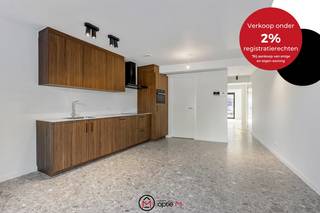 <h2><span>Energiezuinig en compleet appartement gelegen in de Burgemeester Bollenstraat in Hasselt</span></h2>
Dit appartement te koop biedt alles wat je zoekt: comfort, duurzaamheid en een topligging. Het is gelegen vlak bij alle hotspots van Hasselt, met winkels, horeca en scholen op wandelafstand. Of je nu op zoek bent naar je eerste appartement in Hasselt, een nieuwe start of een slimme investering, hier woon je zorgeloos en in het centrum van Hasselt.<br /><br />Het appartement is slim ingedeeld en combineert een open, lichte leefruimte met een moderne open keuken, voorzien van duurzame materialen en kwalitatieve toestellen. Verder geniet je van een slaapkamer met parketvloer, een strakke badkamer met inloopdouche en lavabo, een apart gastentoilet en vloerverwarming. Dit appartement, gelegen op het gelijkvloers biedt ook een extra tuintje en de mogelijkheid om een autostaanplaats bij te kopen.<br /><br />De combinatie van warmtepomp, zonnepanelen en vloerverwarming zorgt voor een EPC A, een laag energieverbruik en een hoog wooncomfort.<br /><br /><strong>Wat is er INBEGREPEN?</strong>

<ul>
	<li>Gemeenschappelijke fietsenberging</li>
	<li>De studio is professioneel geschilderd ter waarde van € 6.000</li>
	<li>Verlichting werd reeds geïnstalleerd ter waarde van € 1.500</li>
</ul>
<strong>Zin om deze studio van dichtbij te ontdekken?</strong><br />Mail carine@optie-m.be of bel haar op 0478 41 58 70. Ze maakt graag tijd voor jou!<br /><br />Wens je graag een gratis en vrijblijvende schatting van je woning? Contacteer ons gerust voor een afspraak.<br /><br />VG - WG -  GMO - GVKR - GVV