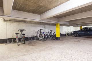 <p><span>Toplocatie in Borgerhout </span></p><p><span> </span></p><p><span>In de overdekte gelijkvloerse parking van dit verzorgde gebouw bevindt zich een ruime autostaanplaats. De afzonderlijke parkeerplaats heeft een breedte van 2,50 m en een diepte van 5 m², wat ruim voldoende is voor de meeste personenwagens. De toegang tot de ondergrondse parkeergarage verloopt via een automatische poort met een breedte van 3,4 m en een maximale hoogte van 1.99 m. Binnen is het een open ruimte, waardoor het eenvoudig manoeuvreren is om vervolgens uw auto veilig te parkeren.</span></p><p><span> </span></p><p><span>Ideale investering met risicoloos rendement !</span></p><p><span>Op zoek naar een plek om je wagen kwijt te kunnen of slimme investering in een toplocatie? Wij presenteren u de perfecte kans om uw geld te laten groeien met een risicoloos rendement. Met een mogelijke huurprijs van €90 per maand biedt de autostaanplaats een jaarlijks rendement van 5.3 %. Met andere woorden is deze autostaanplaats perfect voor diegenen die op zoek zijn naar een rendabele investering met een solide rendementspotentieel. </span></p><p><span> </span></p><p><span> </span></p>