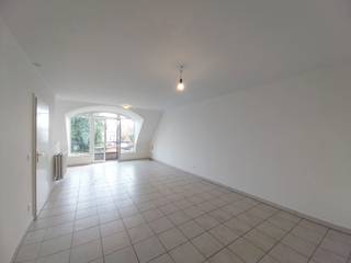 <p>Ninove: Dit <strong>2-slaapkamer</strong> appartement op het 2de verdiep van een klein gebouw, ligt in het centrum van Ninove, op wandelafstand van het Ninia Shopping Center. De inkomhal is voorzien van<strong> vestiaire en apart toilet.</strong> Verder kan je<strong> een ruime woonkamer met open keuken</strong> terugvinden. De nachthal geeft dan weer uit op <strong>de badkamer </strong>voorzien van lavabo en bad, de aparte wasplaats en 2 slaapkamers (10m² en 15m²). Onmiddellijk beschikbaar. <strong>EPC B.</strong> <strong>Nabij school, openbaar vervoer, winkels en station.</strong></p>