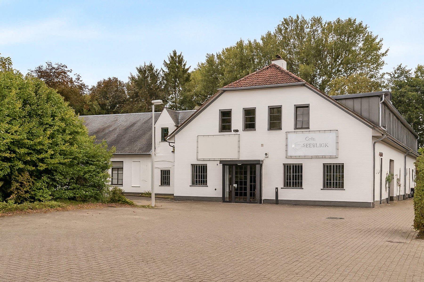 KANTOOR GEBOUW MET VEEL RUIMTE EN PARKING - foto 1