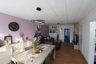 <p><span>INDELING</span></p>
<p><span>Tweede verdieping:</span></p>
<p><span>Inkomhal met aardgasbrander voor C.V. en warmwaterbereiding, woonkamer, keuken met aanbouwkeuken met spoeltafel met 2 spoelbakken, vitro-keramische kookplaat en afzuigkap, badkamer met douchecabine, toilet en badkamermeubel en 2 slaapkamers.</span></p>
<p><span> </span></p>
<p><span>Benedenverdieping</span><span>:</span></p>
<p><span>Rechter garage met berging met aansluiting voor wasmachine en droogkast en toegang tot de tuin.</span></p>
<p><span> </span></p>
<p><span>Buiten:</span></p>
<p><span>Tuin.</span></p>
<p><span> </span></p>
<p><span>Rustig gelegen in een doodlopende straat binnen de ring!!!!</span></p>
<p><span>Geen huisdieren toegelaten.</span></p>
<p><span>Gemeenschappelijke huurlasten op jaarbasis (verbruik elektriciteit gem. delen).</span></p>
<p><span>Na opmaak EPC-attest is er dakisolatie geplaatst.</span></p>