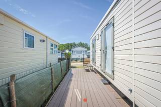 <strong>Zeer recente en verzorgde chalet op eigen grond</strong> in vakantiepark Dunepark te Oostduinkerke/Nieuwpoort. Het leuk en verzorgd park bevindt zich op 800 m van zee en biedt o.a. een openluchtzwembad, sportplein, (vis-)vijver, brasserie (zomermaanden), speelplein, ...<br /><br />De chalet/stacaravan <strong>werd in 2022 geplaatst</strong> en wordt samen met de grond verkocht. Er is ook een <strong>bijhorende staanplaats</strong> die mee verkocht wordt.<br /><br /><strong>Belangrijk: de chalet kan voor de akte (lees: deze zomer) al in gebruik genomen worden.</strong><br /><br /><strong>Indeling</strong>: ruim terras, keuken, leefruimte, 3 slaapkamers, apart toilet, badkamer en buitenberging.<br /><br />