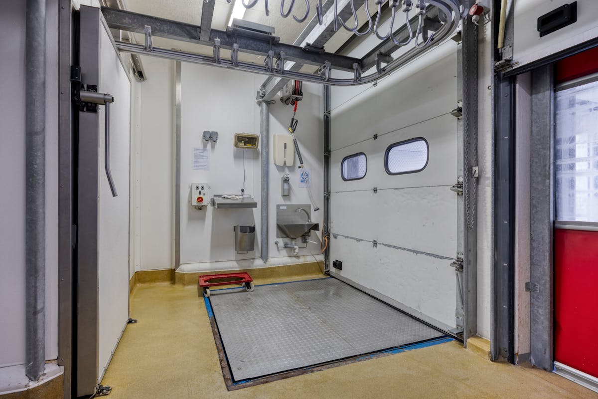 Fully equipped and operational meat cutting facility for sale - photo 4