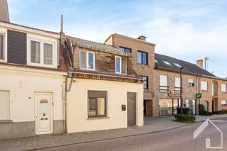 <h2><span>Ruime gezinswoning met 3 à 4 slaapkamers en tuin met achteringang in hartje Broechem</span></h2><p><span>In het centrum van Broechem bevindt zich deze gezinswoning, waar comfort, een praktische indeling en een uitstekende ligging perfect samenkomen. Dankzij de centrale locatie bevinden winkels, scholen, openbaar vervoer en horecazaken zich op wandelafstand. Bovendien geniet u van een vlotte verbinding naar de E313 en omliggende gemeenten, waardoor deze woning ideaal is voor zowel gezinnen als pendelaars.</span></p><p><span>Via de aparte inkomhal met gastentoilet betreedt u de woning. De ruime en lichtrijke leefruimte vormt het hart van de woning en sluit naadloos aan op de open keuken. Deze open indeling zorgt voor een aangenaam ruimtegevoel en maakt het geheel bijzonder geschikt voor gezellige momenten met familie en vrienden.</span></p><p><span>Aansluitend bevindt zich een praktische berging/wasplaats met voldoende ruimte voor wasmachine, droogkast en extra stockage. Verder beschikt de woning op het gelijkvloers nog over een extra kamer die volledig naar eigen wens kan worden ingericht als logeerkamer, bureau, dressing, speelkamer of gezellige mancave.</span></p><p><span>De badkamer is uitgerust met zowel een ligbad als een inloopdouche, een wastafel en een tweede toilet, waardoor ze alle comfort biedt voor het hele gezin.</span></p><p><span>Op de eerste verdieping bevinden zich drie slaapkamers. Daarnaast beschikt de woning over een afgewerkte zolderverdieping die perfect dienst kan doen als bureau, hobbyruimte of extra slaapkamer.</span></p><p><span>Vanuit de leefruimte bereikt u de aangename en lichtrijke tuin. Dankzij de achteringang die uitgeeft op een servitudeweg geniet u van een bijzonder praktische toegang, ideaal voor fietsen, vuilniscontainers of tuinmateriaal.</span></p><p><span>Verder beschikt de woning over een praktische kelder, ideaal als voorraad- of bergruimte.</span></p><p><span>Ook technisch biedt deze woning heel wat troeven. De centrale verwarming gebeurt via radiatoren op gas, aangestuurd door een recente condensatieketel uit 2023. Daarnaast behaalt de woning een EPC-score D, waardoor er geen renovatieverplichting van toepassing is.</span></p><p><span>Een ruime en instapklare gezinswoning op een centrale locatie, waar ruimte, comfort en een praktische indeling hand in hand gaan. Een ideale opportuniteit voor wie op zoek is naar een woning met veel mogelijkheden in het hart van Broechem.</span></p><p><span> </span></p><p><span>Plan je graag een bezoek? 0492/39.16.32 (Jelle) |  info@immomk.be - ook voor een correcte waardebepaling kan u bij ons terecht.</span><span> </span></p><p><span> </span></p>