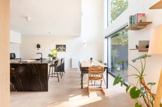 <p>IN OPTIE<br />Exclusieve halfopen designwoning in Schoten – 273 m² · 5 slaapkamers · 2 badkamers · 300 m² perceel · 166 m² tuin · EPC B · garage + laadpaal · 2 parkeerplaatsen</p><p>Op zoek naar een ruime, stijlvolle en instapklare woning? Deze exclusieve halfopen designwoning in een rustige straat van Schoten biedt maar liefst 273 m² bewoonbare oppervlakte op een perceel van 300 m², gekenmerkt door een uitzonderlijk gevoel van ruimte, hoogwaardige afwerking en overvloedige lichtinval. De volledig omheinde, onderhoudsvriendelijke tuin van 166 m² maakt het plaatje compleet.</p><p>De woning beschikt over 5 slaapkamers, 2 badkamers, een bureauruimte, zolder en een inpandige garage. De lichtrijke leefruimte met open vide, hoge plafonds en grote raampartijen creëert een unieke woonbeleving en sluit naadloos aan op de volledig uitgeruste open keuken met eiland. De royale master bedroom beschikt over een ensuite badkamer en dressing.</p><p>De hoogwaardige afwerking omvat onder andere een mortex gietvloer, eiken parket, marmeren accenten, eiken maatwerkkasten, designverlichting, HR-beglazing, elektrische screens, gordijnen en vliegramen.<br />Dankzij de grondige renovatie in 2019 behaalde de woning een EPC-label B (140 kWh/m²/jaar). In 2022 werd daarbovenop het volledige dak vernieuwd en geïsoleerd, een belangrijke extra troef die bijdraagt aan een nog betere energiezuinigere woning.</p><p>Buiten geniet u van een aangelegd terras, tuinberging en veel privacy dankzij de leibomen.</p><p>De inpandige garage is voorzien van een automatische poort, wasplaats en laadpaal. Daarnaast biedt de private oprit plaats aan 2 extra wagens.</p><p>Rustig gelegen nabij winkels, scholen, openbaar vervoer en parken, met een uitstekende verbinding naar omliggende gemeenten en de stad Antwerpen. Mobiscore: 8,9/10.</p><p>Bezichtigingen uitsluitend op afspraak: stuur of bel/Whatsapp +31627572200.</p>