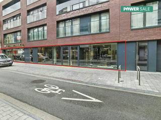 Het handelspand bestaat uit een beschikbare winkelruimte van ca. 1200m², voorzien van een polybetonvloer, verlichting, warmteblazers, bergruimte...