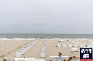 Exclusief te koop: Appartement met frontaal zeezicht in Residentie One Carlton. One Carlton is de ultieme pièce de résistance op het Albertplein in Knokke-Zoute. De beeldbepalende architectuur van wereldklasse in combinatie met de spectaculaire panoramische zeezichten maken ‘One Carlton’ het meest exclusieve project aan onze Belgische kust.
Indeling: Ruime inkomhal met toilet en berging. Open leefruimte uitgevend op het terras met frontaal zeezicht. Keuken voorzien van alle comfort.
2 Slaapkamers voorzien van ingemaakte kasten en badkamer met douche. Toegang tot de fitness, sauna en zwembad. Fietsenberging in het gebouw. Bezoeken mogelijk op afspraak: 050/60.10.20 (Epeil46)
Mogelijkheid tot aankoop van garagebox