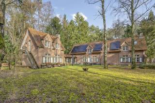 Deze karakteristieke villa tussen Lichtaart en Herentals werd in 2023 stijlvol gerenoveerd. Gelegen op een royaal perceel van 33 are, geniet je...